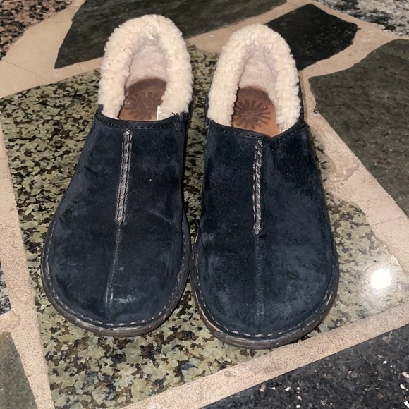 UGG Shoes Bettey Black Suede Shearling Clogs Fur Slip On Mules Size 7 - Picture 2 of 6